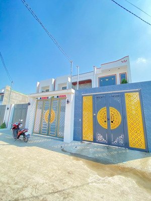 nhà chủ hạ bán nhanh mới xây vì kẹt tiền, ngay ub thạnh phú, vị trí đẹp, đầy đủ tiện ích, shr