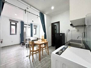 cho thuê căn hộ 1 phòng ngủ ban công đường lớn ô tô ngay bờ kè hoàng sa quận 3