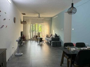 chủ nhà cần tiền bán gấp căn hộ 94m 3n2w-ct18 có thang máy-view công viên siêu thích 