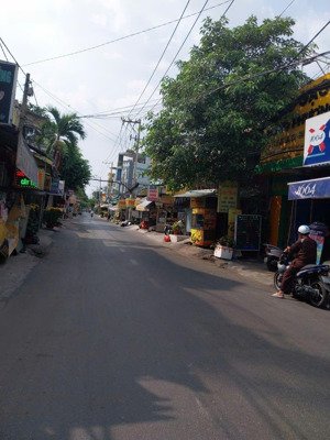 nhà diện tích lớn rộng rãi sân rộng thoáng mát sát mặt tiền 3pn mua dọn vào ở ngay ạ