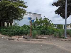 cần bán lô góc đường số 6 trục n2n3 kdc nam long đối diện waterpoint ( dt 8x19) 4tỷ8