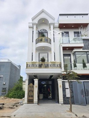 bán nhanh căn nhà đẹp khu biển nguyễn tất thành- thiết kế sang trọng hiện đại