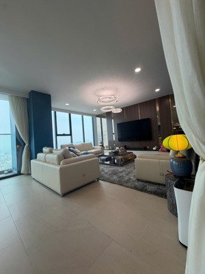 gia đình cần bán căn 3pn 136m tòa the nine,căn góc ,giá 15 tỷ ,có slot xe.lh 