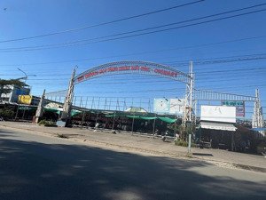 long an 125m2 sổ hồng riêng. ngang 5 x 25m đường nhựa 24m. giá 5.5 tỷ đường ôtô