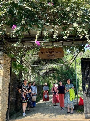 chủ nhà cần bán tâm huyết 2600m2 homestay có sẵn 200m2 nhà. sử dụng hoặc kinh doanh được ngay