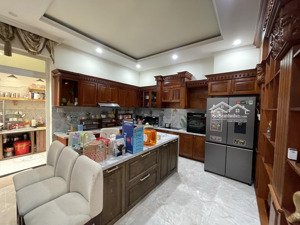 biệt thự khu tên lửa đường thông thoáng dt 200m2 xây hầm + 3.5 tấm(5pn + 5wc) giá 34.9 tỷ tl