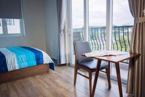 phòng studio siêu thoáng balcony rộng nhìn sang rmit - xách vali vào ở ngay