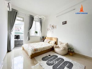 chdv ban công cửa sổ view landmark mới xây thang máy