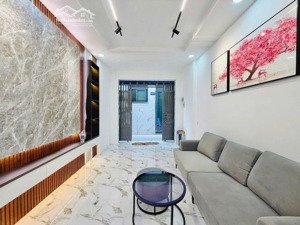 nhà mới, 3 tầng 3 pn, nội thất đầy đủ, gần chợ và trường học