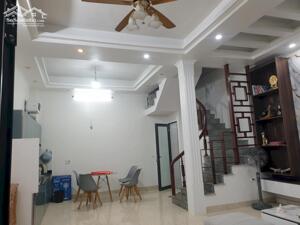 BÁN NHÀ ĐẸP 1.88 TỶ 2.5 TẦNG 46M2 ( ĐÔNG NAM ) NGÕ PHÙ LONG