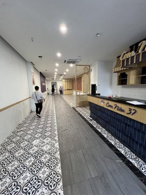 cho thuê nhà mặt phố địa chỉ:trung hoà, cầu giấy, hà nội diện tích: t1 120m, t2-5 90m giá 100tr