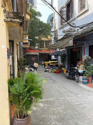 nhà hoàng hoa thám, ô tô đỗ cửa (tránh nhau luôn), 2 mặt ngõ thoáng rộng. sđcc, giá chào 12.2t