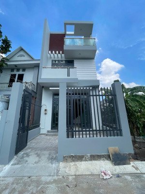 nhà ở ngay 1t 2lầu 3pn 4wc, đường 8, hẻm 652 quốc lộ 13, hiệp bình phước 13triệu/tháng