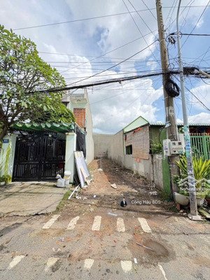 chính chủ. lô đất mt nguyễn văn trỗi, p. dĩ an. gần ga dĩ an. dt: 120m2( 4x30m). odt: 93m2. 5.2 tỷ