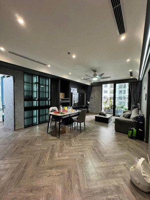 bán căn hoa hậu 95m2 hai phòng ngủ sáng - 2 ban công - trục đẹp ít nhà bán - có slot oto