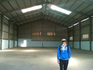 nhà xưởng cho thuê nằm đường vườn lài an phú đông quận 12, dt: 300m2 giá 20 triệu lh: 