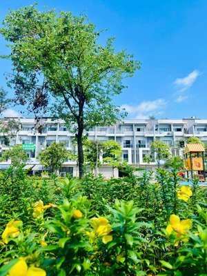 cần tiền bán gấp căn him lam 4 tầng sát vườn hoa giá chỉ 9 tỷ. lh 