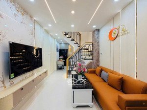 nhà đẹp 3 tầng ngay công viên làng hoa giá chỉ 3.95 tỷ