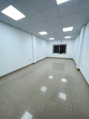 chính chủ cho thuê văn phòng mặt phố trung kính 40m2, chỗ để xe rộng rãi, vuông vắn. lh 