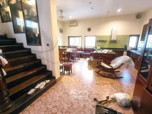 hiếm. bán nhà 5 tầng phố nguyễn đình hoàn. dt 79m2. mt 6m. sổ vuông nở hậu. cách ô tô 30m. 2 thoáng