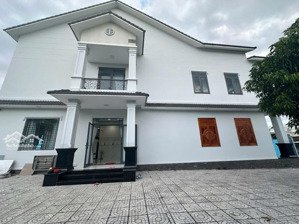 gấp gấp lắm rồi ạ bán căn biệt thự gần 1.000m2 gần ngã 4 miếu ông cù bình dương - chỉ 11,8 tỷ