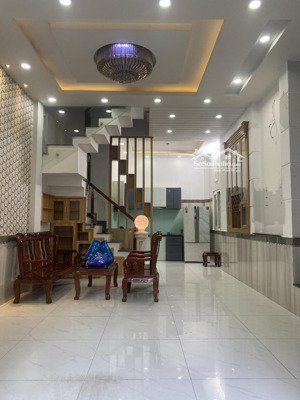 cho thuê nhà nguyên căn. diện tích 4,5*10. 4 phòng ngủ-3 phòng tắm-3 wc-4 máy lạnh