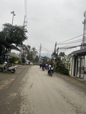 14,5m trục chính xã, dt 300m2 kinh doanh tốt, cho thuê được, đường apphan 10m, tại yên bài