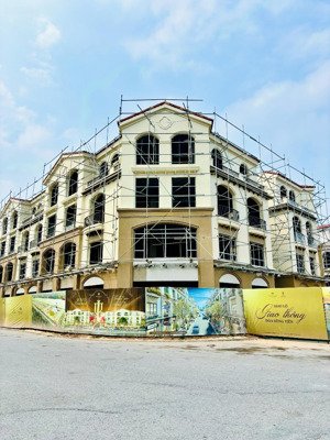 căn shop góc 3 mặt tiền trục chính ngã tư, cam kết tiền thuê 40 triệu/ tháng vốn 30% chỉ 6.1 tỷ