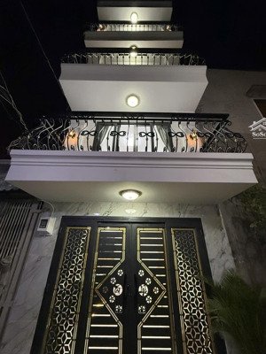 gấp bán giảm 300 triệu giá mới 3.2 tỷ. không quy hoạch hoàn công đủ 4 tầng - 3pn - có 3 bancon
