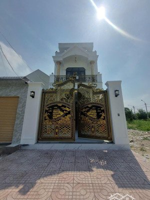 cần bán nhà 4 phòng ngủ, dtsd: 250m2, khu dân cư thái sơn - long hậu.