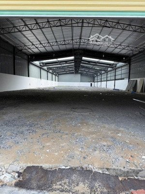 chính chủ cho thuê nhà mới xây 2000m ở gần ngã 4 bốn 4 xã q.bt giá 180tr vip lh ngân.