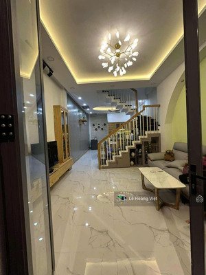 nhà còn mới tốt - chủ cần bán về bắc - chỉ hơn 4 tỷ xíu - gần ngã 5 quang trung