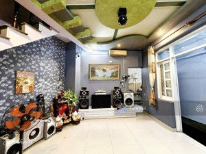 hiếm: chỉ 2,2 tỷ nhà đẹp 2 tầng ngay trung tâm phường nam nha trang cách biển 900m