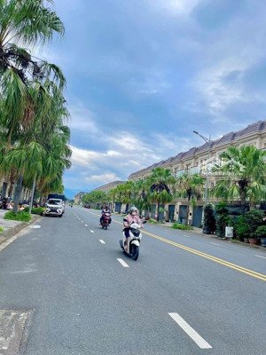 chủ cần bán nhanh nên hạ chào 500 triệu nhà 3 tầng mặt tiền mê linh