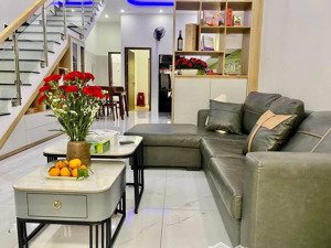 cho thuê nhà đường 5m trần văn dư 30tr/ tháng.
có sân để xe, phòng khách, bếp, 3 phòng ngủ