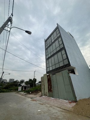 bán lô đất 63.5m, 5.8x11.5m xây được 5 tầng giá 3.85 ty sát vinhomes phù hợp làm vp công ty