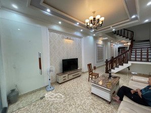 cho thuê nhà mặt phố văn cao, dt: 80m2, 4 p.ngủ khép kín.