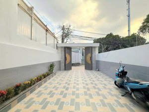 nhà trệt lầu mái lỡ - , khu phố đông chiêu, dĩ an,tphcm giá 5ty750 diện tích:129,8m- c