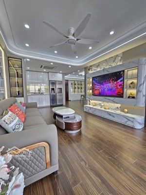 chính chủ cần bán gấp căn hộ ct5- 94m2, lô góc 3 phòng ngủ các phòng view thoáng mát giá 7.8 tỷ.