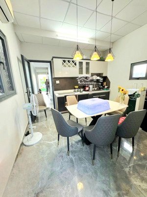 bán nhà mới 5 tầng thang máy - hxt 8m cách mt 1 căn ngay bình trị đông