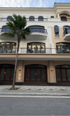 cần tiền bán giá cam kết rẻ nhất thị trường chà là 70 m2 giá 9,8 tỷ. cạnh công viên bể bơi. sẵn sổ