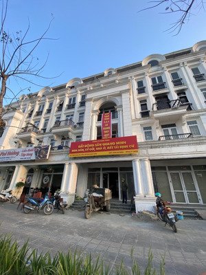 cần cho thuê nguyên căn hoặc theo tầng . liền kề mặt đường lê giản đẹp nhất