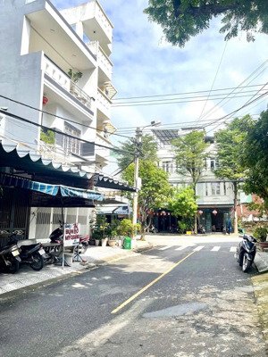 bán nhà 3 tầng 100m2, đường mỹ an 12, ngũ hành sơn,vị trí đẹp kề sông, gần biển. lh: 