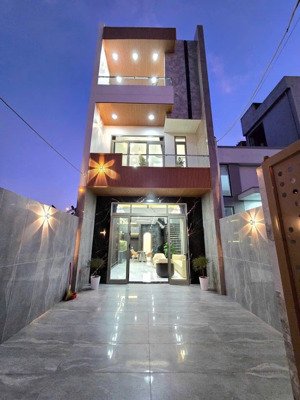 bán nhà mặt tiền rẻ nhất hoà xuân. 3tâng full nội thất chỉ 6990