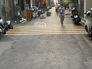 cần bán nhanh nhà 4 tầng dt 41m2 mt 4m đường vf3 vào nhà ngõ cách phố bồ đề khoảng 15m chỉ 12.3 tỷ