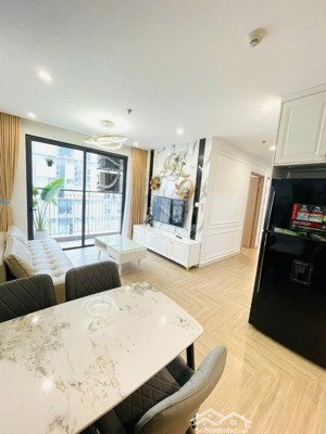 giá tốt chỉ 13triệu/tháng(bao phí dịch vụ) căn 3n2wc full nội thất,tầng trung,sàn gỗ-cạnh techno