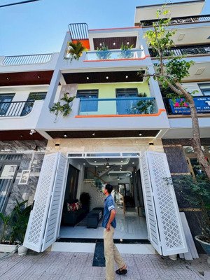 nhà mới 4.7x11m đường 9m, điện âm,vỉa hè, khu an ninh