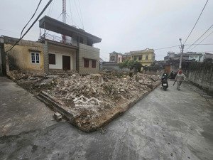 em cần ra lô góc trại lựa việt hùng. diện tích 71.4m mặt 6.1m hậu 6
7m ngay quốc lộ 18 đi vào. x