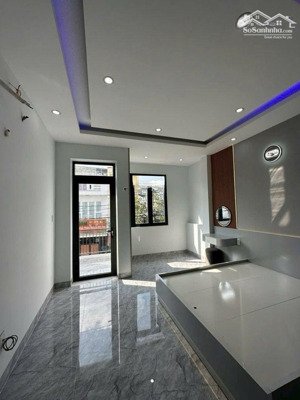 diện tích sàn 250 mét. giá 9,2 tỷ. ngàng 4. diện tích 62 m2. đường 385, tăng nhơn phú a