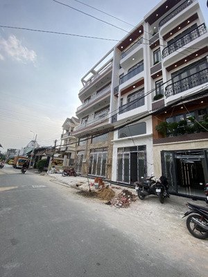 nhà 5 tầng thang máy đường 10m, diện tích 4,2x19, ngay ngã tư bốn xã